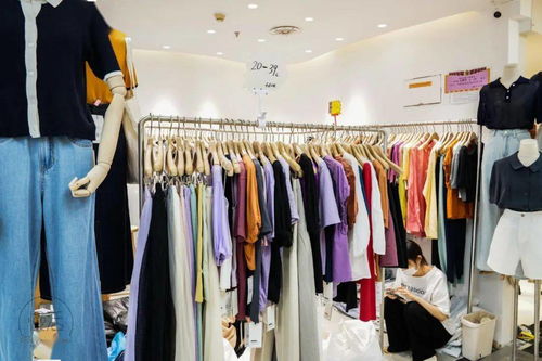 各大服装批发城年中清仓开始啦 最低10元 件,500块装一麻袋