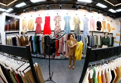 不爱名牌,服装批发市场成为年轻人淘货宝地?